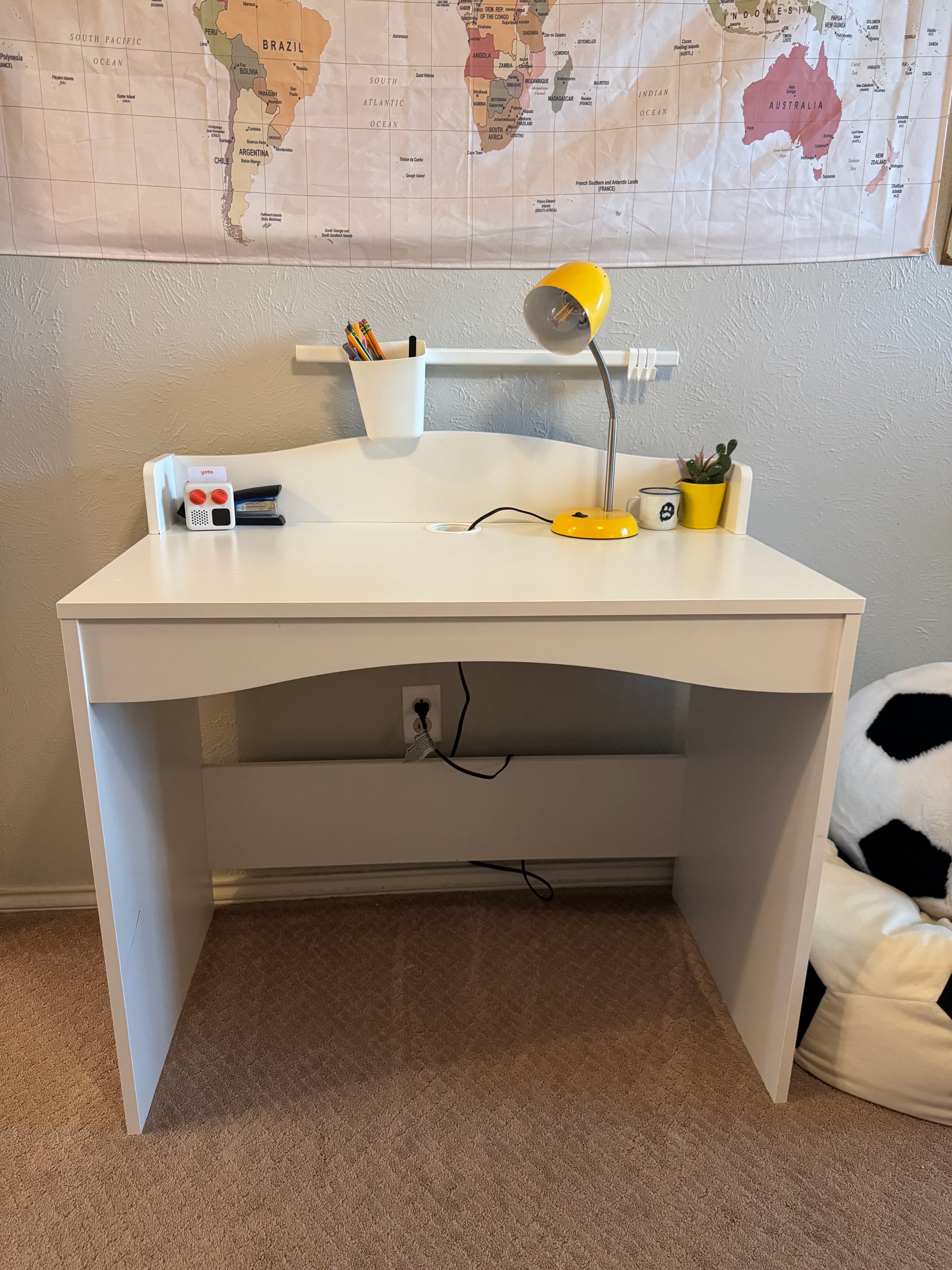 White IKEA SMÅGÖRA desk