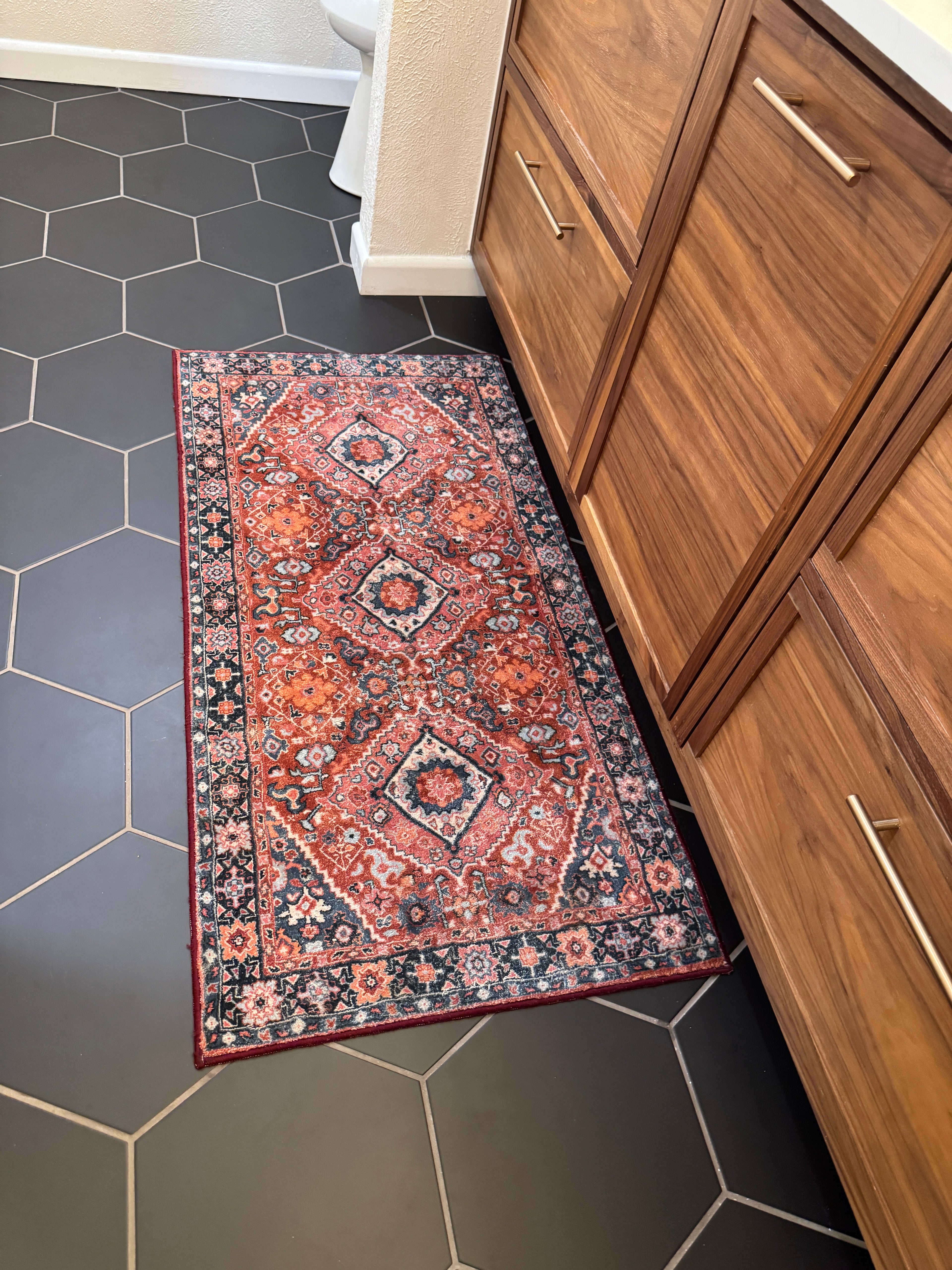 2 x 4 washable, non slip oriental rug