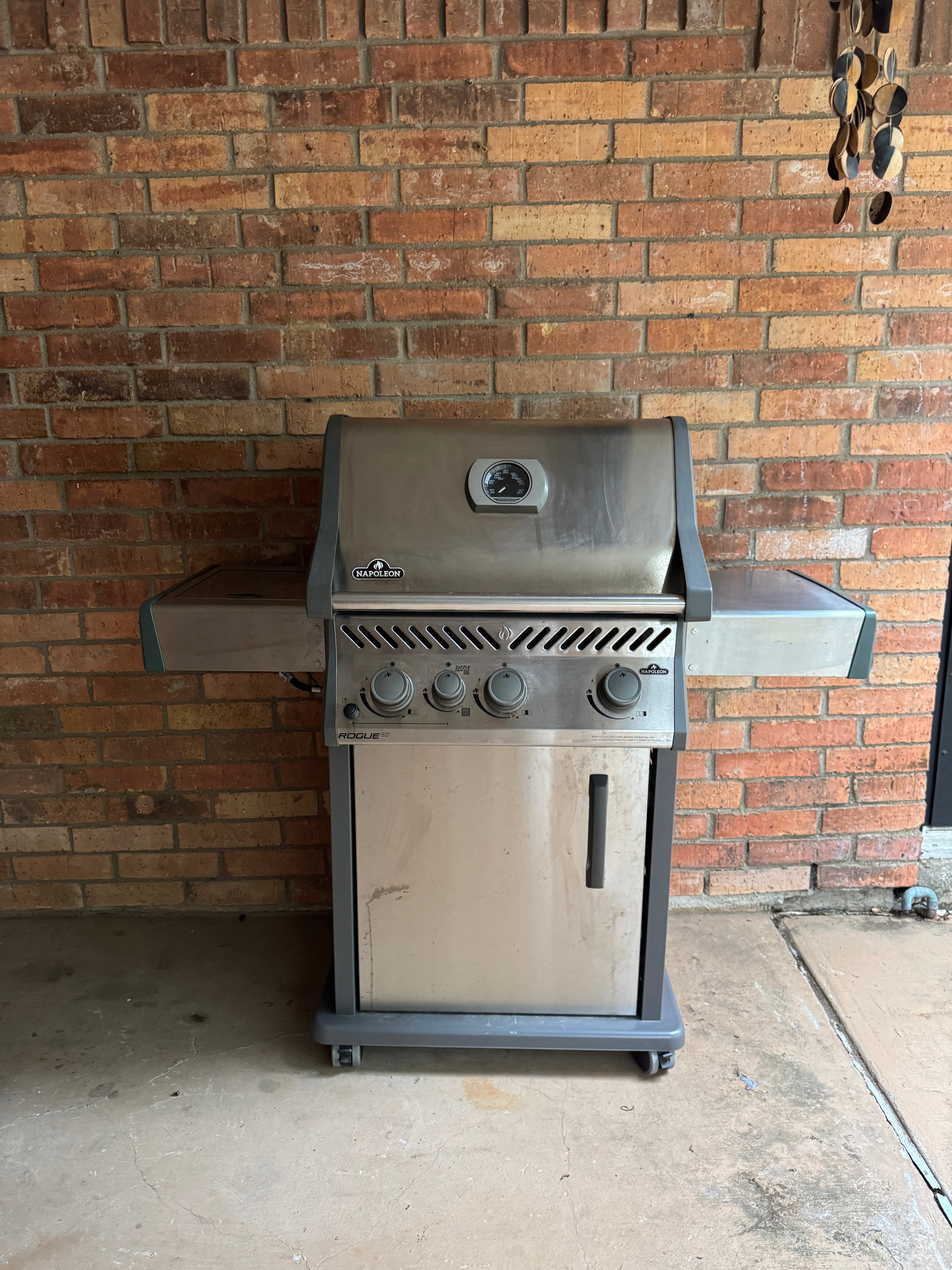NAPOLEON Rogue XT 525 Stainless Steel 4 -Burner Natural Gas Grill