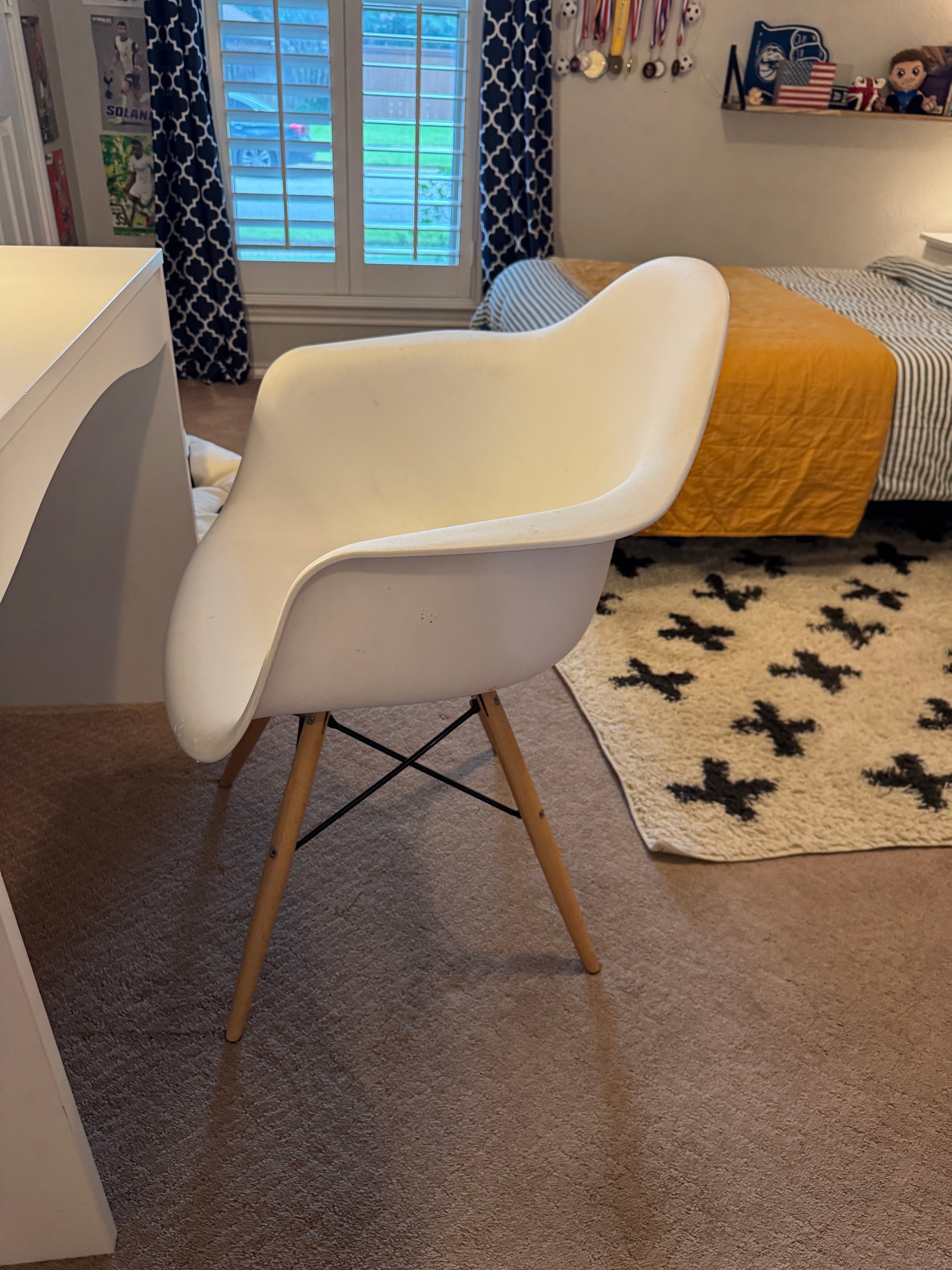 white, mid-century modern plastic arm chair