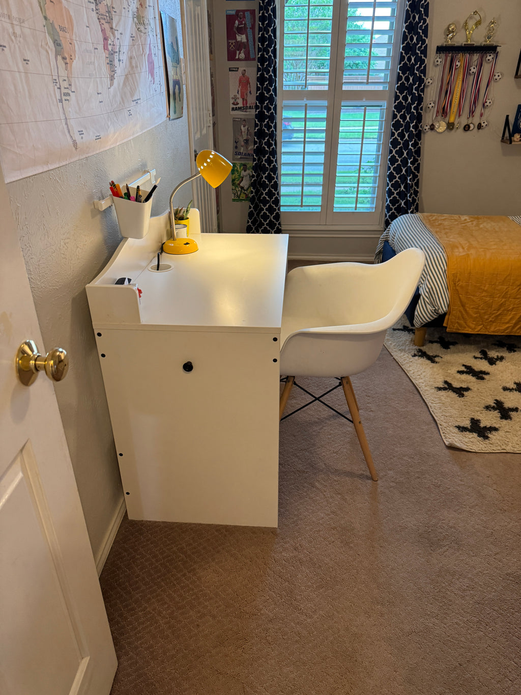 White IKEA SMÅGÖRA desk