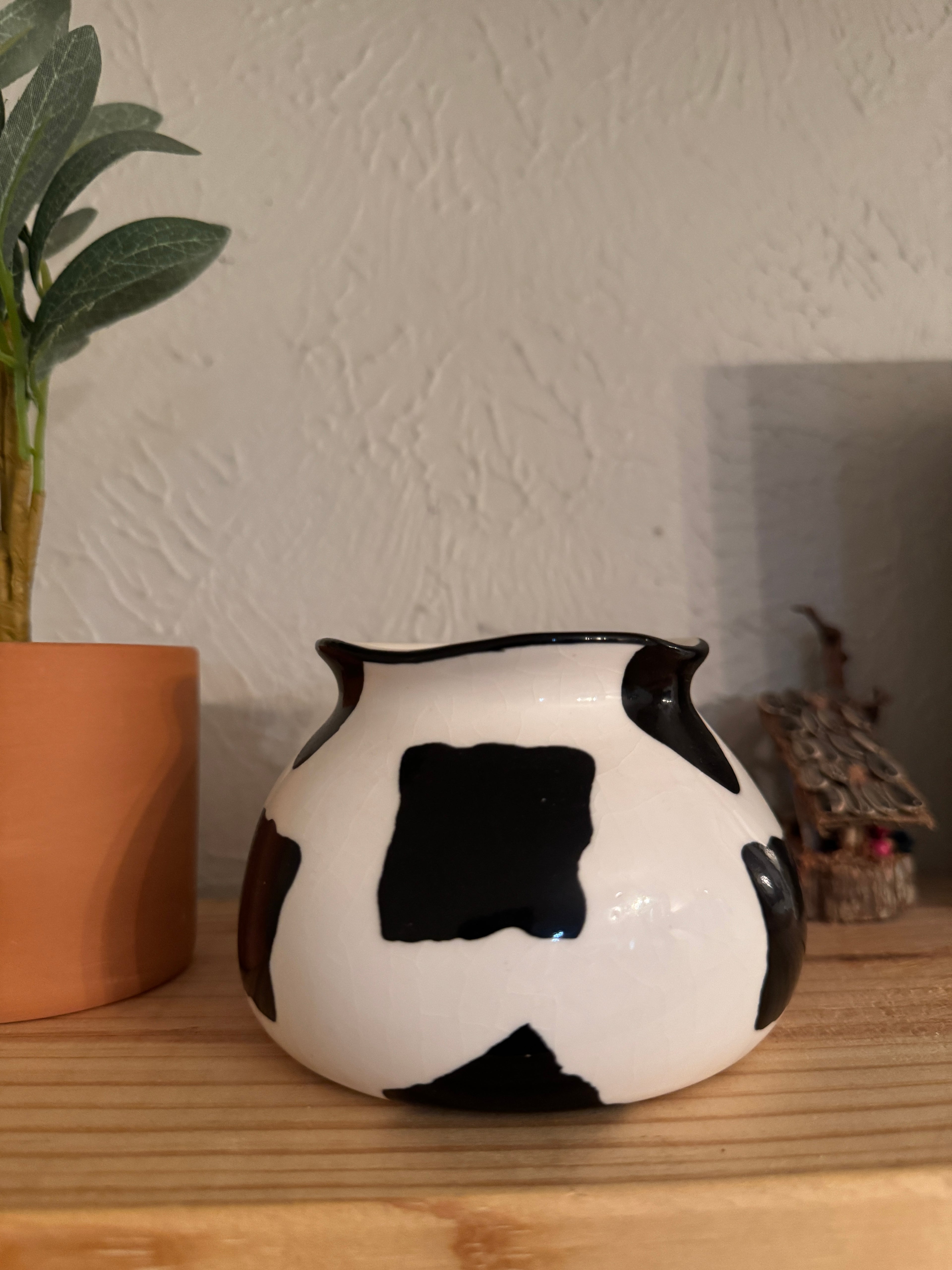 Black and white ceramic pots (set of 2)