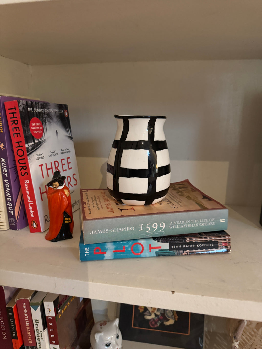 Black and white ceramic pots (set of 2)